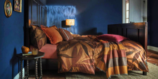 Le calde tonalità ambra per il copripiumino matrimoniale di Coincasa: è realizzato in raso di cotone, con una raffinata stampa foliage, che lo rende morbido al tatto e lucido. É corredato di una chiusura sul fondo con bottoni ed è certificato Oeko-Tex, che garantisce qualità e sicurezza dei materiali. Prezzo 89,90 euro. Sono disponibili le federe coordinate. https://www.coin.it