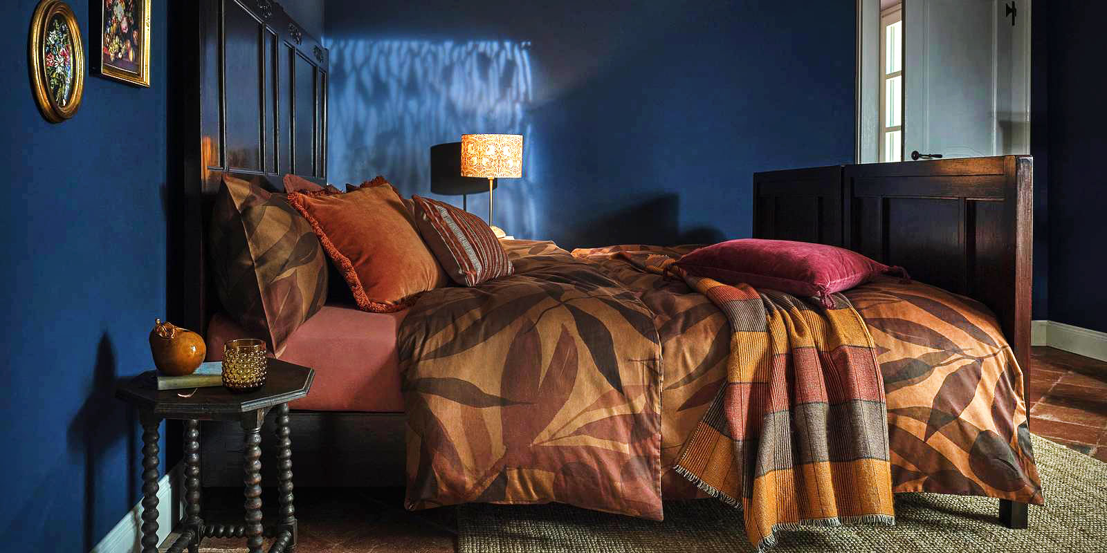 Le calde tonalità ambra per il copripiumino matrimoniale di Coincasa: è realizzato in raso di cotone, con una raffinata stampa foliage, che lo rende morbido al tatto e lucido. É corredato di una chiusura sul fondo con bottoni ed è certificato Oeko-Tex, che garantisce qualità e sicurezza dei materiali. Prezzo 89,90 euro. Sono disponibili le federe coordinate. https://www.coin.it