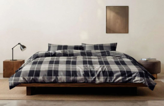 Morbida flanella di cotone biologico certificato per set copripiumone matrimoniale Alvar di Marco O'Polo che è caratterizzato da un motivo scozzese di grandi dimensioni. Prezzo 159,95 euro. https://www.marc-o-polo.com