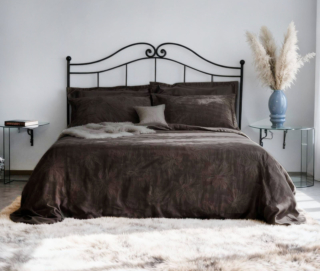 Prezioso raso di cotone jacquard ReLux per il sacco matrimoniale Dalia di Cassera Casa nella variante marrone cioccolato. È caratterizzato da un raffinato motivo floreale a telaio che dà vita ad un effetto simile al pizzo abbinato ad un moderno check fiammato. Prezzo 315 euro (per la parure sacco matrimoniale). https://casahomewear.com