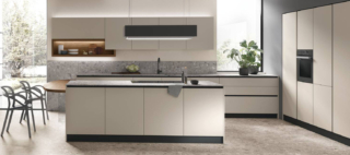 Si articola intorno all'isola centrale la composizione Infinity di Stosa Cucine che ha le ante lisce realizzate in PET opaco seta. La zona lavello da un lato e la zona cottura dall'altro, con il top in Neolith Terrazo Ceppo, sono collegate dal piano snack ovale in termo strutturato Rovere Anice. Un modulo base da 60 cm, prezzo a partire da 161 euro + iva. https://www.stosacucine.com