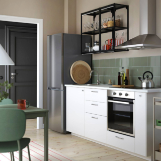 Piccola e compatta la cucina Metod di Ikea Italia che permette di ottimizzare al meglio lo spazio. È composta da una serie di elementi chiusi da ante lisce in laminato bianco; può essere abbinata ad un frigorifero freestanding. Misura L 210 x P 60 x H 227 cm. Prezzo 709 euro. https://www.ikea.com