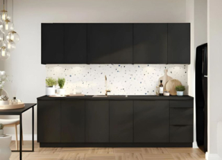 “Veste” la parete la cucina Stilo di Garnero Arredamenti che è composta da basi e pensili con i frontali delle ante in laminato Nero opaco. La colorazione scura ne sottolinea lo stile moderno ed essenziale. Misura L 260 x P 60 x H 210 cm. Prezzo 1.040 euro (esclusi cappa, lavello e elettrodomestici). https://www.garneroarredamenti.com