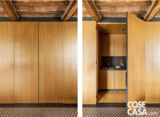 All’interno del volume: basi e pensili complanari in legno, ribassamento con faretti incassati, piani e alzata in HPL antracite e forno integrato. Il gres decorato a terra dialoga con il soffitto in travi e tavelle, marcando l’area operativa. All’interno del volume: basi e pensili complanari in legno, ribassamento con faretti incassati, piani e alzata in HPL antracite e forno integrato. Il gres decorato a terra dialoga con il soffitto in travi e tavelle, marcando l’area operativa.