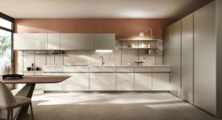 La composizione ad angolo Poetica di Scavolini ha le basi dotate di ante a telaio in legno Frassino Riso con gola intermedia nella finitura Titanio come lo zoccolo; le ante dei pensili e delle colonne sono in laccato opaco effetto perlato Perlage. Il piano è in Gres porcellanato Travertino Bianco. Prezzo su richiesta. https://www.scavolini.com