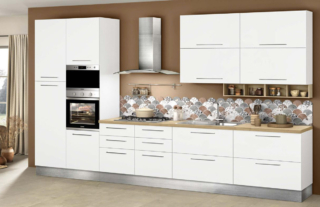 La cucina componibile Stella di Mondo Convenienza si sviluppa linearmente a parete ed è composta da moduli in nobilitato bianco opaco con finitura antigraffio. La composizione tipo misura L 255 x P 60 x H 215 cm. Prezzo 990 euro (completa di elettrodomestici Perla). https://www.mondoconv.it