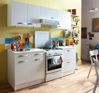 Una serie di moduli con le ante in truciolare melaminato bianco opaco con bordo in abs compongono la cucina in kit Spring (Ref. 85105269) in vendita da Leroy Merlin. Sulla parete trovano posto la base con due ante e due cassetti, una base con anta singola, una base per forno e due pensili. Misura L 200 x P 60 cm, prezzo 382 euro (esclusi elettrodomestici). https://www.leroymerlin.it