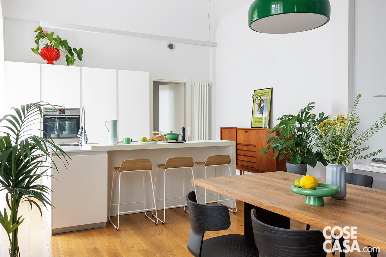 cucina con isola centrale bianca