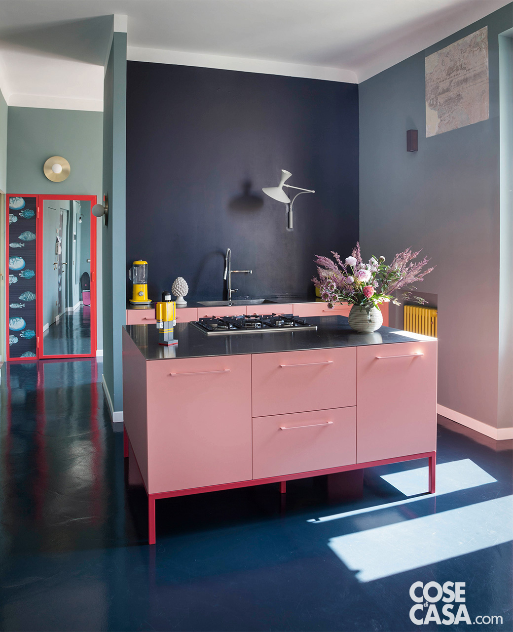 cucina-con-isola-rosa-pareti-grigie