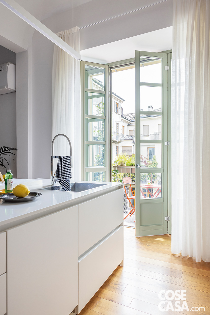 cucina isola centrale in laccato bianco