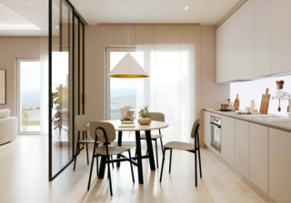 La cucina lineare Pratica 2501 di La Casa Moderna è separata dal living da una vetrata scorrevole ed è caratterizzata da basi e pensili con dimensioni maxi; le ante sono realizzate in nobilitato bianco. Lo schienale luminoso in vetro sopra il piano in laminato completa la composizione. Un modulo base da 60 cm con anta con apertura a gola, zoccolo e top, prezzo  a partire da 270 euro.  https://lacasamoderna.com