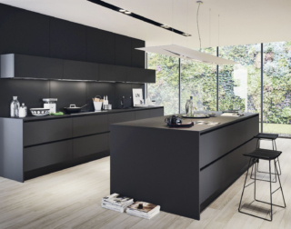 La cucina componibile Line di Conforama è composta da una grande isola che funge da bancone snack e da superficie multifunzionale e da una composizione lineare a parete attrezzata con la zona lavaggio e i fuochi. Le ante lisce nere, con apertura a gola, danno vita ad una superficie uniforme ed elegante. La composizione base misura L 300 x P 60 x H 216/240 cm, prezzo 2.429 euro (elettrodomestici, rubinetteria e accessori di allestimento esclusi). https://www.conforama.it