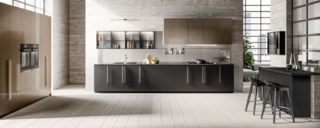 Ampia e elegante la composizione lineare Musa di Scavolini che ha le basi con le ante in Fenix NTM® Nero Ingo impreziosite dalle grandi maniglie verticali in metallo nella finitura Acciaio Satinato. A parete trovano posto i pensili con le ante in laccato dogato lucido effetto perlato Cuvée e il sistema Setup con le ante scorrevoli in vetro Fumé. Le colonne dispensa ed elettrodomestici hanno le ante piane e dogate in laccato lucido effetto perlato Cuvée e maniglie verticali in metallo finitura acciaio satinato. Il mobile laterale ha le ante e il piano colazione in Fenix NTM® Nero Ingo. Prezzo su richiesta. https://www.scavolini.com
