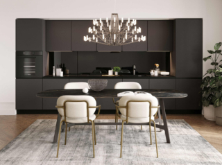 Si sviluppa linearmente la cucina Pratica 2404 di La Casa Moderna che, con le sue ante lisce in PET nero, si trasforma in un segno grafico sulla parete bianca. Il top è realizzato in laminato. Un modulo base da 60 cm con anta con maniglia integrata, zoccolo e top, prezzo a partire da 290 euro. https://lacasamoderna.com