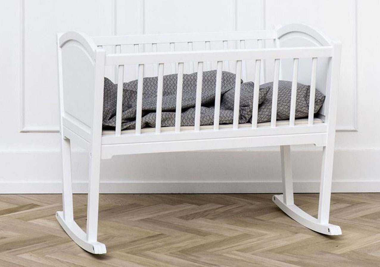 La culla a dondolo Seaside di Oliver Furniture in vendita su Mohd è realizzata in legno europeo, di provenienza certificata, laccato bianco con un design nordico; è corredata di materasso incluso. Misura L 86 x P 58 x H 72 cm. Prezzo 472 euro. https://shop.mohd.it