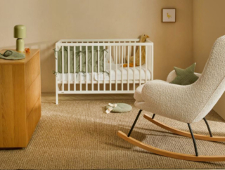 La culla Shantal di Kave Home è completamente prodotta in legno massiccio di faggio; la struttura è regolabile in due altezze per accompgnare la crescita del bambino. Misura L 123 x P 65 x H 78,5 cm. Prezzo 249 euro. https://kavehome.com