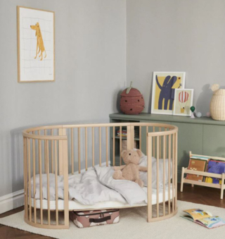 Accompagna il bambino fino ai cinque anni la culla Sleepi di Stokke è garantita setta anni. La struttura ovale ad aste, in legno di faggio certificato FSC® con finitura atossica, assicura un'aerazione ottimale, le ruote piroettanti con freno permettono di spostarla in totale sicurezza e la base regolabile in quattro posizioni in altezza la rendono adatta alle diverse età. Misura L 141 x P 74 x H 84 cm. Prezzo 669 euro. https://www.stokke.com