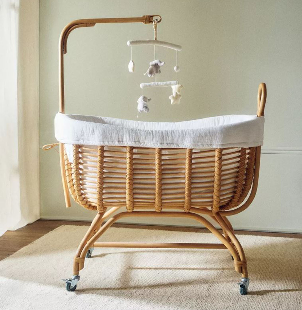 Stile romantico per la miniculla di Zara Home che ha la struttura realizzata in rattan naturale resa confortevole dalla fodera in cotone bianco in dotazione; include un baldacchino per appendere giochi sospesi e ruote con freno. Misura L 102 x P 66 x H 78 cm. Prezzo 429 euro. https://www.zarahome.com