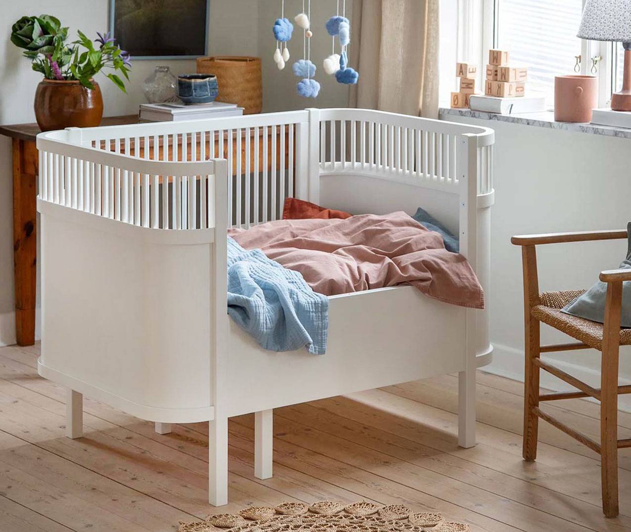 La culla trasformabile Baby & Jr. in vendita su AMF Mobili di Design può essere utilizzata in quattro diverse fasi dell’infanzia, da culla per neonati a lettino per bambini fino a quattro anni. Misura L 115,25 / 157,75 x P 75,85 x H 88 cm. Prezzo a partire da 1.116 euro. https://mobilididesign.it