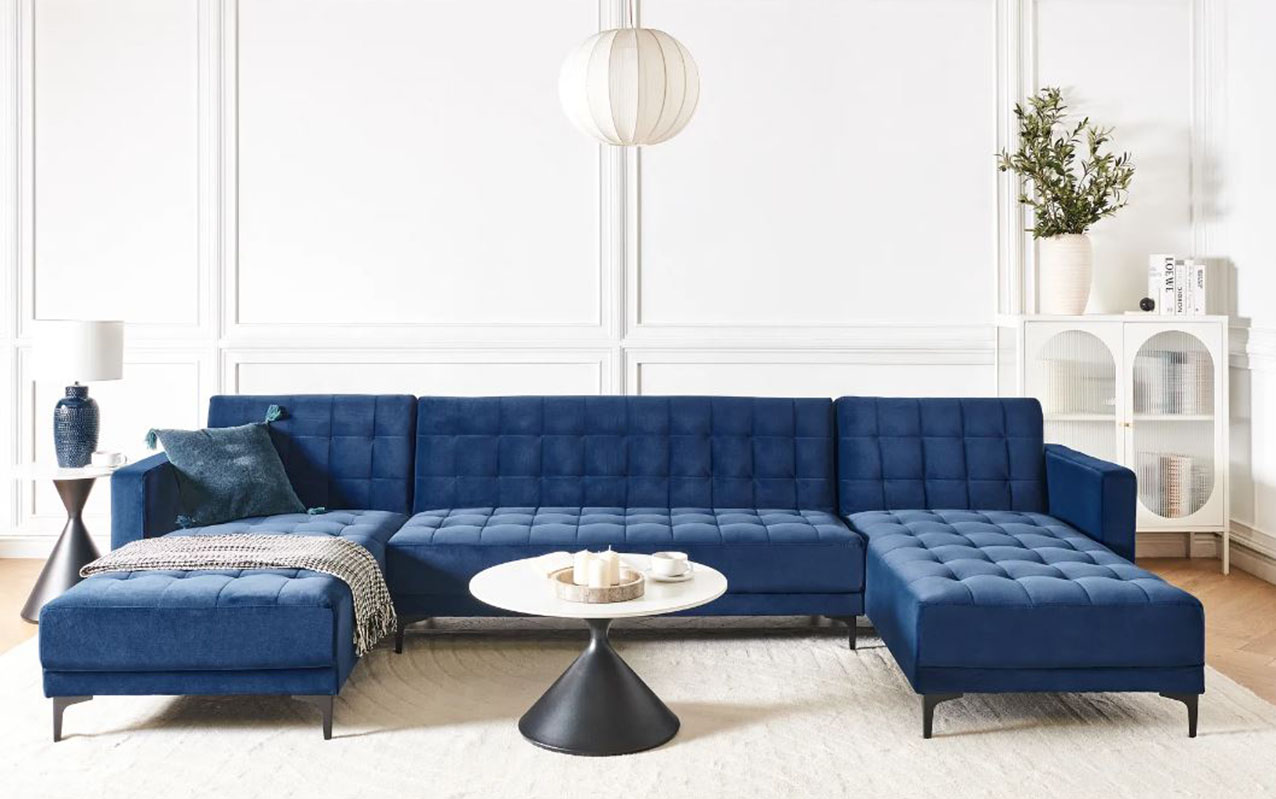 Ben cinque posti per il divano Aberdeen di Beliani con una forma a U che dà vita ad una zona conversazione/relax. È rivestito in velluto blu idrorepellente e ha lo schienale regolabile in tre posizioni. Misura L 322 x P  189/140 x H 83 cm. Prezzo 1.089 euro. https://www.beliani.it