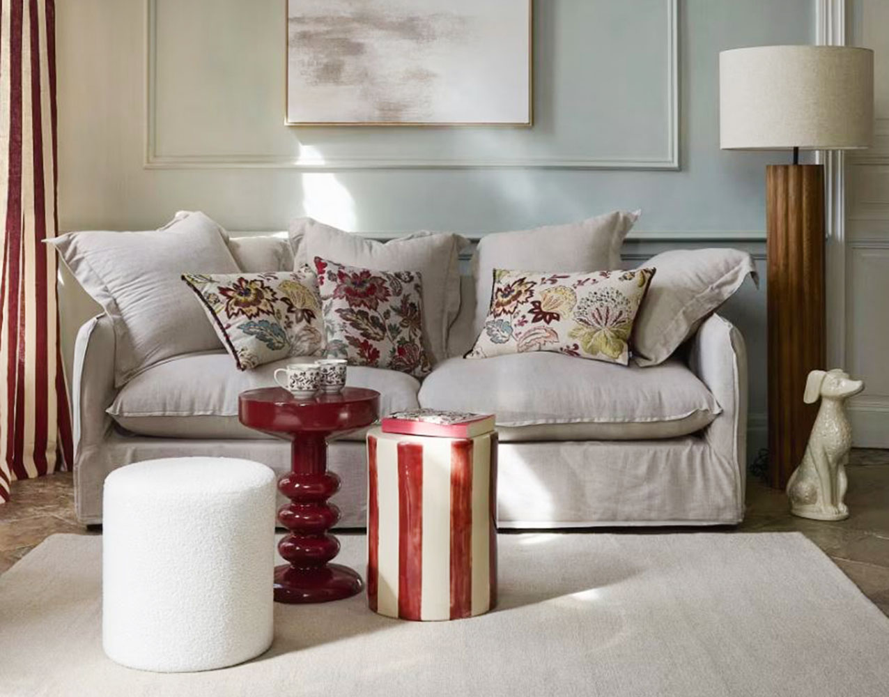 È rivestito in tessuto, misto viscosa, effetto lino stropicciato beige Barcelone di Maisons du Monde, il divano con un aspetto classico; è completamente sfoderabile. I cinque cuscini dello schienale ne aumentano il comfort. Misura L 207 x P 90 x H 86 cm. Prezzo 899 euro. https://www.maisonsdumonde.com