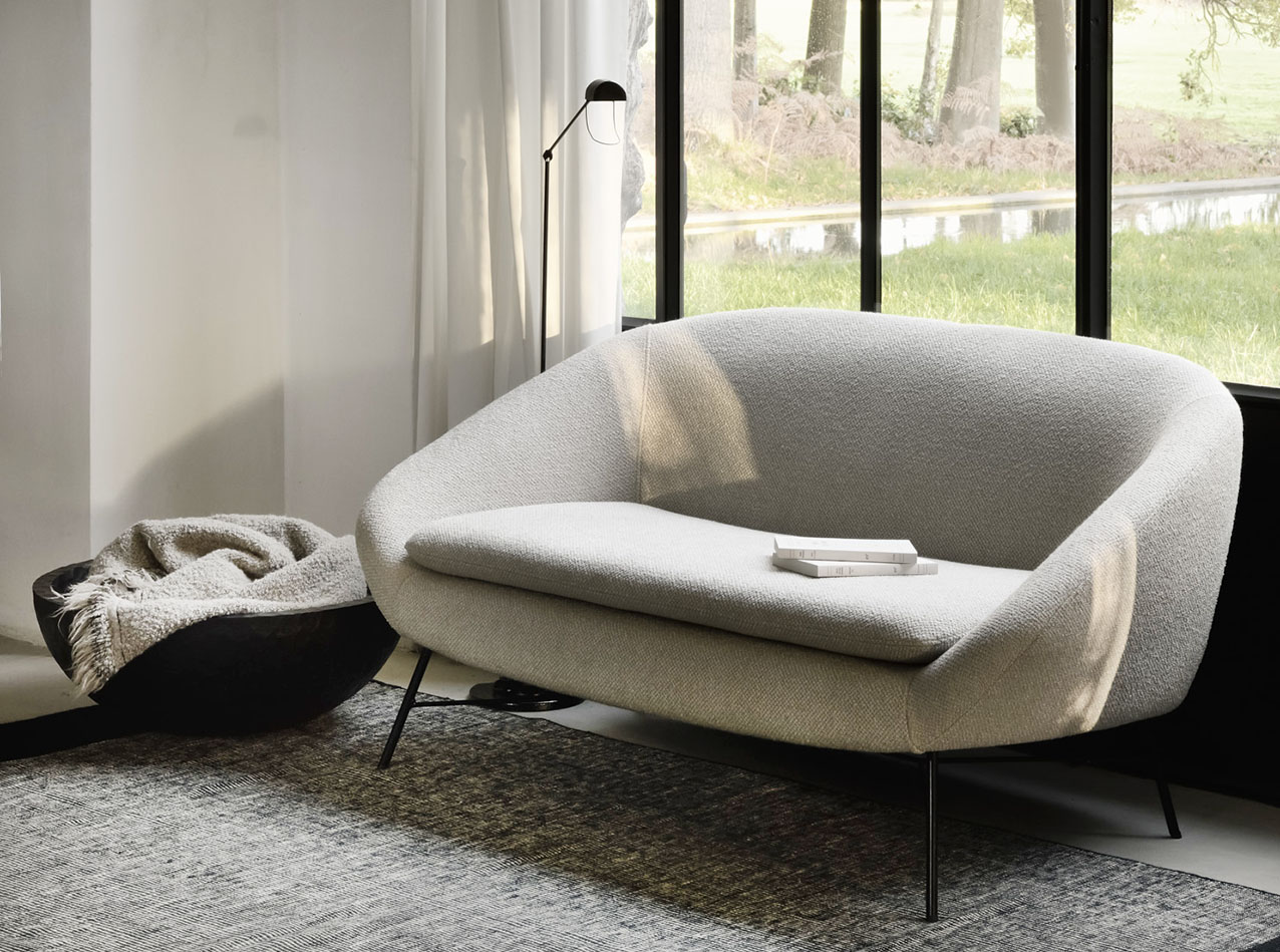 Si ispira al design degli anni Cinquanta il divano Barrow di Ethnicraft che è caratterizzato da una leggera base in metallo nero e dal rivestimento in tessuto nella colorazione Off White. Lo schienale con una forma avvolgente ne aumenta il comfort. Misura L 141 x P 79 x H 71 cm. Prezzo 1.479 euro. https://ethnicraft.com