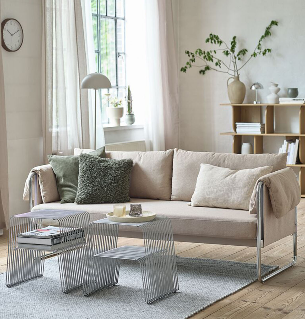 Il divano tre posti Hedehusene di Jysk  è caratterizzato dai  sostegni in metallo cromato che mettono in risalto il tessuto beige del rivestimento; i cuscini del sedile hanno le molle insacchettate e l'imbottitura in schiuma come lo schienale. Misura L 200 x P 75 x H 70 cm. Prezzo 349 euro. https://jysk.it