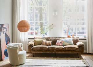 Il divano tre posti Retro di HK Living in vendita su AMF Mobili di Design è disponibile con rivestimenti in materiali e colori diversi. Ha un aspetto morbido e accogliente grazie ai cuscini  riccamente imbottiti. Misura L 225 x P 95 x H 83 cm. Prezzo a partire da 1.675 euro.  https://mobilididesign.it