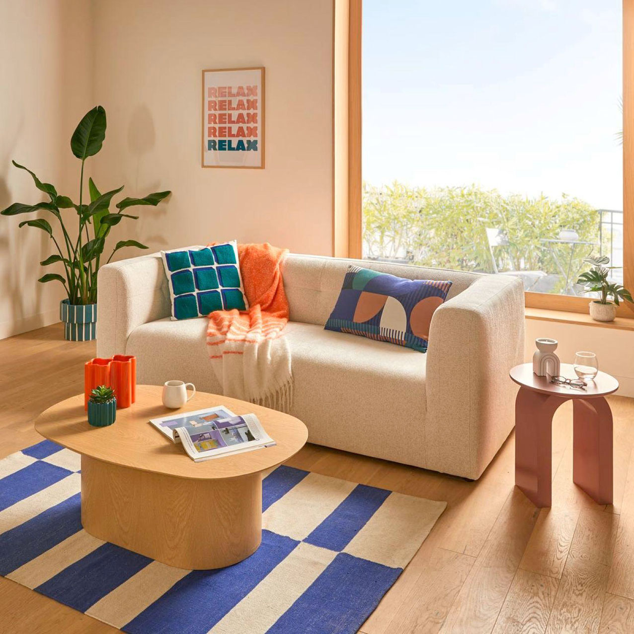 Un morbido rivestimento in tessuto bouclé bianco per il divano tre posti Taki di Deghi che ha una forma squadrata sottolineata dallo schienale trapuntato. È imbottito in schiuma poliuretanica ed è certificato OEKO-TEX® che garantisce l'assenza di sostanze dannose. I piedini bassi in legno di pino sottolineano lo stile contemporaneo. Misura L 203 x P 93 x H 71 cm. Prezzo 817 euro. https://www.deghi.it