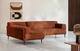 Una calda colorazione terracotta per il rivestimento in velluto del divano quattro posti ad angolo Finn di Tikamoon. La linea essenziale e i piedi in metallo mettono in risalto i riflessi cangianti del tessuto. È  certificato OEKO-TEX® che garantisce l'assenza di sostanze chimiche nocive. Misura L 270 x P 180 x H 81 cm. Prezzo 1.999 euro. https://www.tikamoon.it