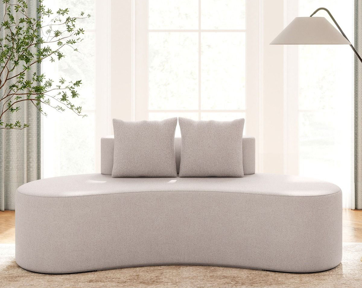 Ha un'insolita forma il divano imbottito curvo (Codice: 83094265) di Costway caratterizzato dallo schienale basso e due morbidi cuscini che ne aumentano il comfort. È completamente rivestito in tessuto di poliestere premium grigio chiaro che lo rende piacevole al tatto e facile da pulire. Misura L 199 x P 97 x H 68 cm. Prezzo 305,99 euro. https://www.costway.it