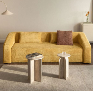 Bouclé color miele per Dalila di Sklum, il divano tre posti che si trasforma velocemente in un comodo letto. Il design minimalista mette in evidenza la texture e la colorazione calda del tessuto. Misura L 228 x P 100 x H 71 cm. Prezzo 659,95 euro. https://www.sklum.com