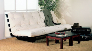 Si trasforma velocemente in un comodo letto alla francese il divano Timo di Cinius grazie alla struttura in legno massello lamellare di abete o di faggio con apertura a libro. Misura L 200 x P 100/140 cm. Prezzo a partire da 1.118 euro. https://shopcinius.com