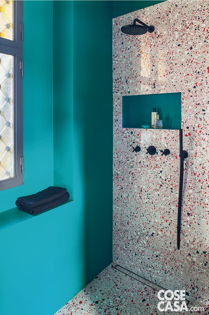 doccia con parete azzurra