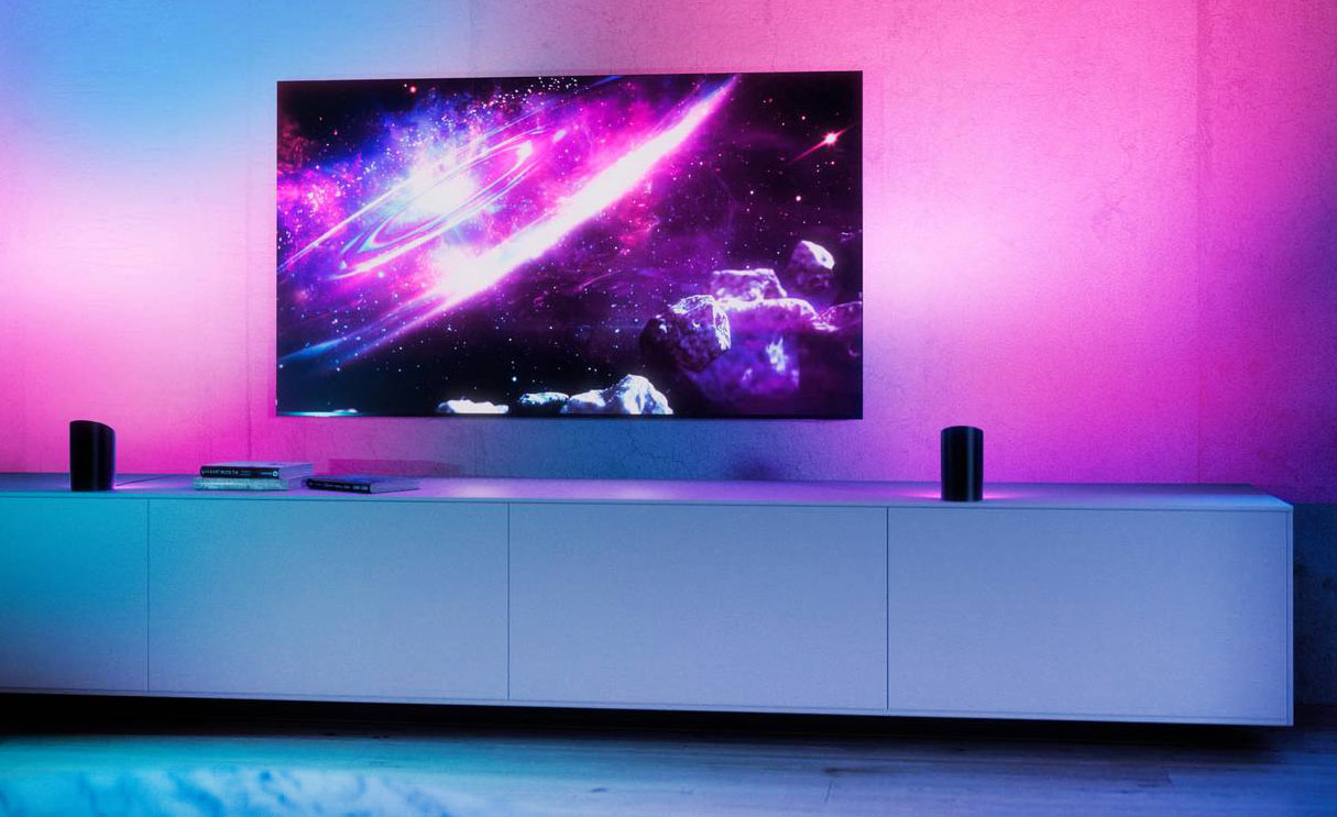 Con Hue Play Wall Washer di Philips l’illuminazione diventa parte dell’esperienza: il dispositivo si sincronizza con film, musica e videogiochi, proiettando sul muro colori e sfumature che reagiscono in tempo reale a ciò che accade sullo schermo o alla melodia. L'algoritmo di intrattenimento dinamico migliora cioè il realismo e l'immersione spaziale, proiettando la luce sulle pareti e creando così un effetto luminoso morbido e avvolgente. È compatibile con i principali sistemi di smart home e tramite la Hue App. Pack singolo, prezzo 199,99 euro. www.philips-hue.com