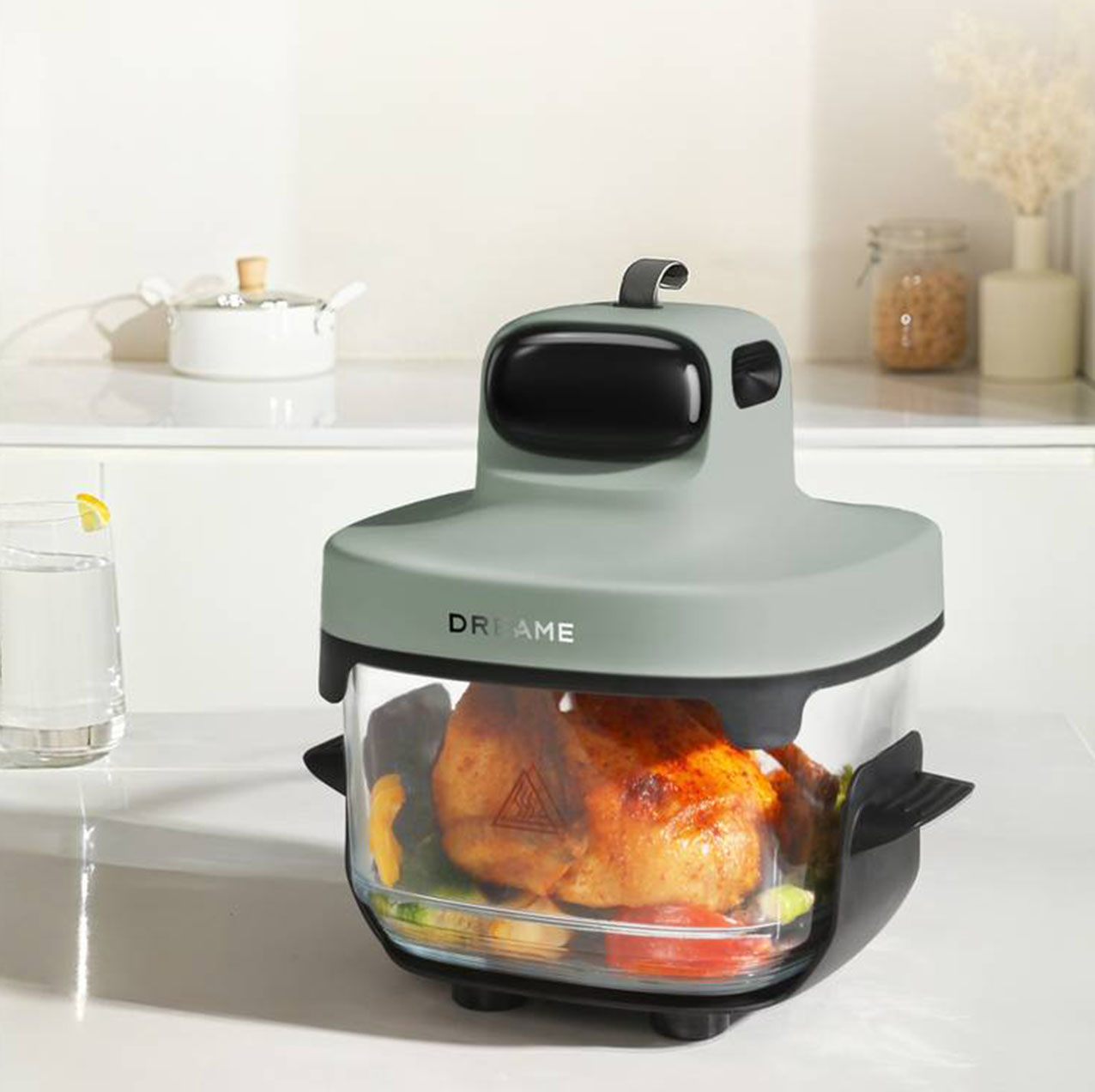 Versatile, Tasti™ di Dreame è un elettrodomestico 5-in-1 che combina le funzioni di una friggitrice ad aria e di un contenitore portatile per il pranzo. In vetro borosilicato di alta qualità e dotata anche della funzione per la cottura a vapore, ha 2 contenitori in vetro da 2,5 litri e 4,5 litri, sicuri a temperature comprese tra -20 °C e 400 °C e resistenti agli shock termici fino a 180 °C, che permettono anche una visibilità completa a 360° mentre il cibo cuoce. Prezzo 149 euro. www.dreametech.com