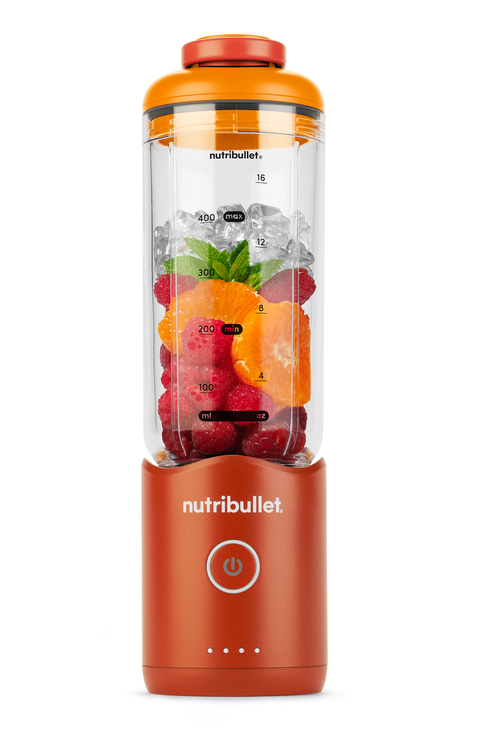 Dotato di una speciale base motore che si stacca con un gesto, Flex™ di Nutribullet® permette di frullare e poi staccare la tua tazza per portarla via, senza il peso extra della base. Ha motore da 7,4V, lame in acciaio inox che tritano anche ghiaccio e frutta congelata, mentre la caraffa in Tritan™ con coperchio ermetico è perfetta per l’uso in movimento. È ricaricabile con USB. Prezzo 79,90 euro. www.nutribullet.com/it-it Dotato di una speciale base motore che si stacca con un gesto, Flex™ di Nutribullet® permette di frullare e poi staccare la tua tazza per portarla via, senza il peso extra della base. Ha motore da 7,4V, lame in acciaio inox che tritano anche ghiaccio e frutta congelata, mentre la caraffa in Tritan™ con coperchio ermetico è perfetta per l’uso in movimento. È ricaricabile con USB. Prezzo 79,90 euro. www.nutribullet.com/it-it