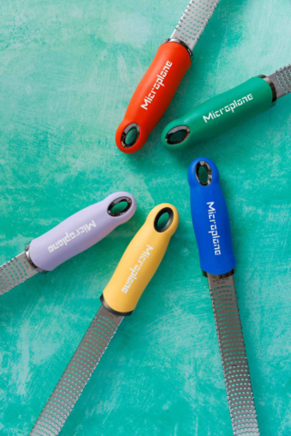 In Limited Edition, l’iconica grattugia Premium Classic Zester di Microplane® è proposta anche in quattro vibranti tonalità e in quella Fiore di Lavanda per portare energia e personalità in cucina. Le lame sono realizzate con un processo di fotoincisione, che garantisce un’ottima affilatura per tagli netti e uniformi e possono lavorare ingredienti di diverse consistenze, dai formaggi a pasta dura agli agrumi, dallo zenzero alle spezie, fino al cioccolato. Prezzo 24,95 euro. www.microplaneintl.com