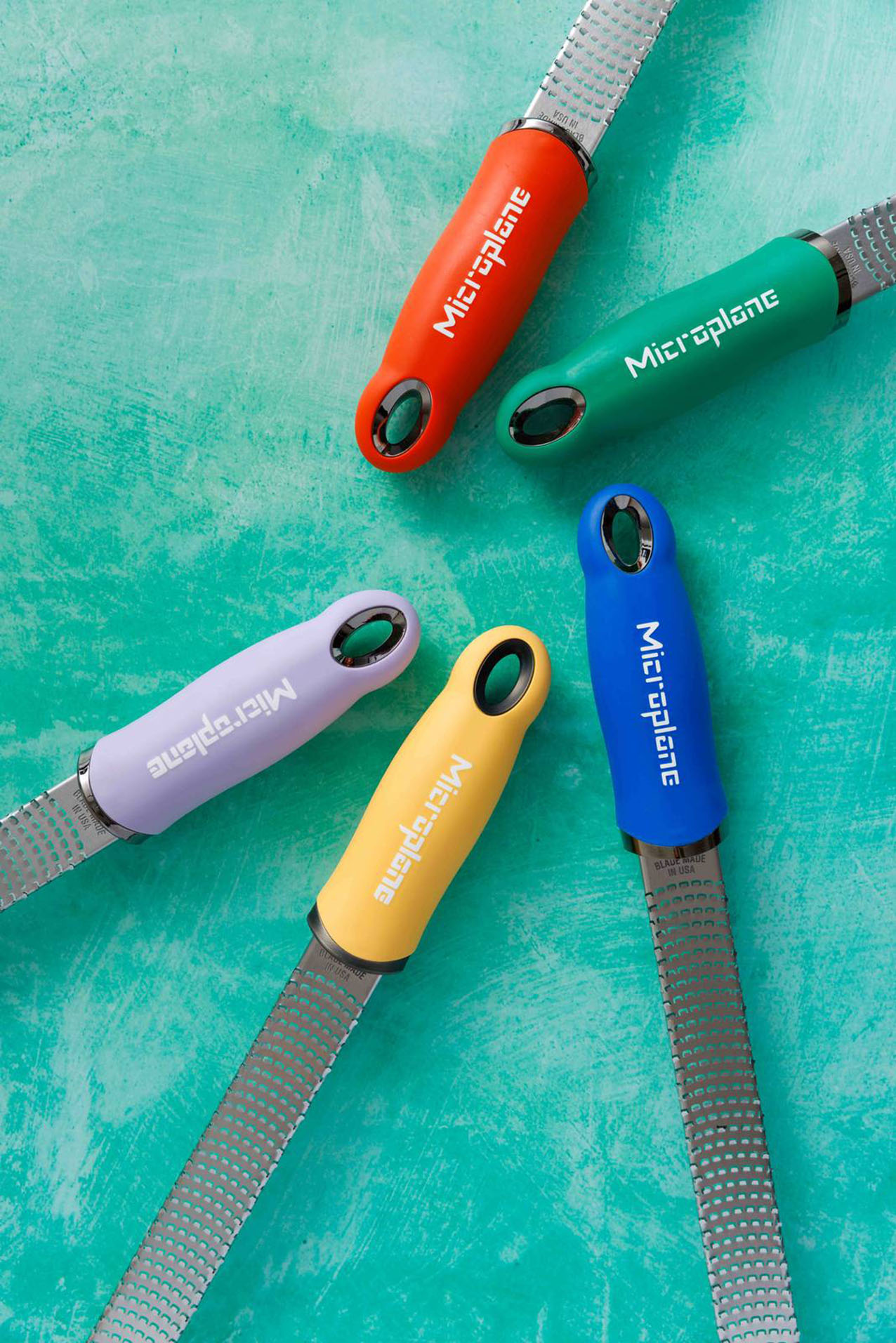 In Limited Edition, l’iconica grattugia Premium Classic Zester di Microplane® è proposta anche in quattro vibranti tonalità e in quella Fiore di Lavanda per portare energia e personalità in cucina. Le lame sono realizzate con un processo di fotoincisione, che garantisce un’ottima affilatura per tagli netti e uniformi e possono lavorare ingredienti di diverse consistenze, dai formaggi a pasta dura agli agrumi, dallo zenzero alle spezie, fino al cioccolato. Prezzo 24,95 euro. www.microplaneintl.com