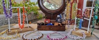 È giunto alla 23esima edizione il Mercatino degli Angeli di Sordevolo, dove nel borgo si possono riscoprire la cultura e l’artigianato del territorio Biellese. Tra le bancarelle e le casette in legno si trovano prodotti agroalimentari locali, oggetti di artigianato realizzati a mano e tante idee regalo per le feste. Nelle domeniche dal 9 novembre al 14 dicembre 2025, compreso l’8 dicembre 2025. Orario: dalle 10 alle 18. Foto: Alto Piemonte. www.ilmercatinodegliangeli.it