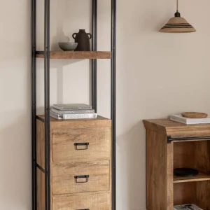 Lo scaffale in legno Klyfton di Sklum è composto da una solida struttura in ferro nero con due ripiani e tre ampi cassetti in mango naturale. Lo stile industrial permette di collocarlo in ambienti diversi dal living alla cucina passando per il bagno. Misura L 55 x P 41 x H 200 cm. Prezzo 359,95 euro. www.sklum.com Lo scaffale in legno Klyfton di Sklum è composto da una solida struttura in ferro nero con due ripiani e tre ampi cassetti in mango naturale. Lo stile industrial permette di collocarlo in ambienti diversi dal living alla cucina passando per il bagno. Misura L 55 x P 41 x H 200 cm. Prezzo 359,95 euro. www.sklum.com