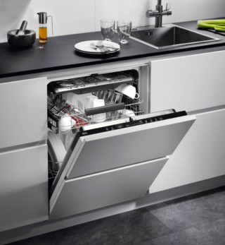 La lavastoviglie integrata totale Serie 7000 FSE76727P di Aeg oltre alla tecnologia ProClean® che, con 4 mulinelli e 5 livelli di lavaggio, assicura un'alta efficacia, si distingue per proteggere bicchieri e calici grazie agli speciali supporti SoftSpikes e alle fascette in gomma SoftGrip, che li tengono in posizione salda per tutto il lavaggio. In classe energetica A, l’interfaccia QuickSelect dà riscontro sui consumi del programma selezionato, consigliando al meglio su quello da usare. È per 14 coperti. Misura L 59 x P 56 x H 82-90 cm. Prezzo 1.296 euro. www.aeg.it