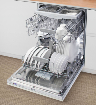 Progettata per integrarsi perfettamente in cucine di qualsiasi stile o dimensione, la lavastoviglie Maris Long Panel di Franke è in classe D e ha una capacità fino a 14 coperti. Ha sistema di apertura automatica della porta per garantire i migliori risultati di asciugatura, funzione Multizone che offre la libertà di lavare un piccolo carico di stoviglie selezionando un cestello specifico opzione di programma intensivo per impostare un lavaggio più potente in caso di sporco incrostato. I 10 programmi sono gestibili dal pannello di controllo intuitivo e un indicatore luminoso a LED a pavimento avvisa quando l’apparecchio è in funzione. Misura L 60 x P 55,5 x H 82 cm. Prezzo 1.350,00 euro. www.franke.com