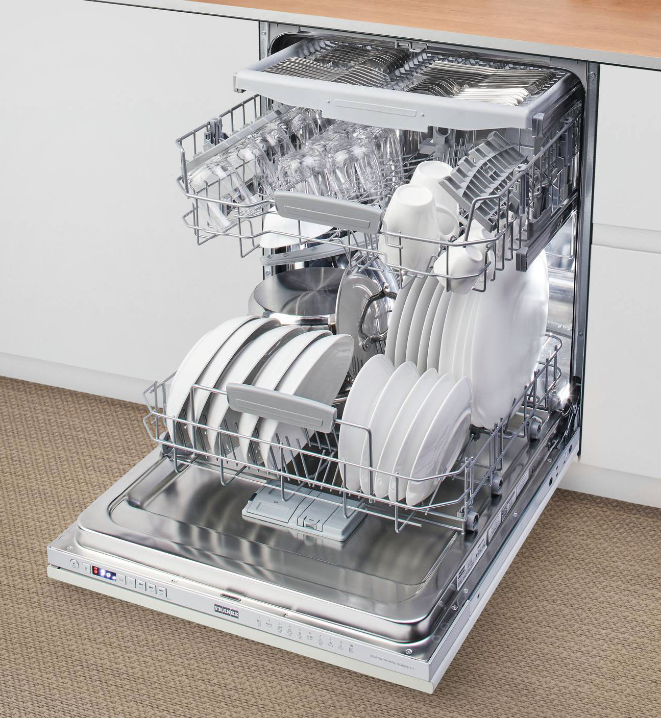 Progettata per integrarsi perfettamente in cucine di qualsiasi stile o dimensione, la lavastoviglie Maris Long Panel di Franke è in classe D e ha una capacità fino a 14 coperti. Ha sistema di apertura automatica della porta per garantire i migliori risultati di asciugatura, funzione Multizone che offre la libertà di lavare un piccolo carico di stoviglie selezionando un cestello specifico opzione di programma intensivo per impostare un lavaggio più potente in caso di sporco incrostato. I 10 programmi sono gestibili dal pannello di controllo intuitivo e un indicatore luminoso a LED a pavimento avvisa quando l’apparecchio è in funzione. Misura L 60 x P 55,5 x H 82 cm. Prezzo 1.350,00 euro. www.franke.com