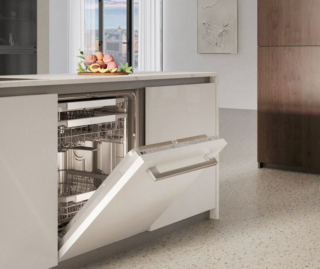 Grazie alla nuova tecnologia Inverter Direct Drive, la lavastoviglie da incasso totale QuadWash™ Serie 5 DB597TXS di Lg garantisce un'efficienza del 20% superiore rispetto allo standard minimo richiesto dalla classe energetica A. Inoltre, risulta discreta e ideale per ogni ambiente domestico, grazie a una rumorosità di soli 43 dB. Per 14 coperti, ha tecnologia TrueSteam™, basata su un generatore di vapore a 100°C, che elimina il 99,99% dei batteri e riduce le macchie d’acqua per stoviglie brillanti e igienizzate. Il sistema QuadWash™ con quattro bracci irroratori multidirezionali garantisce invece una pulizia profonda e uniforme. Dotata di connettività Wi-Fi, è gestibile da app. Misura L 60 x P 55 x H 82 cm. Prezzo 1.099 euro. www.lg.com