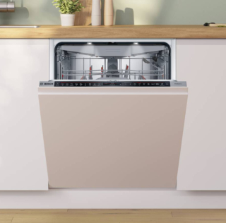 La lavastoviglie da incasso Green Collection SMD8TCX04E di Bosch, in classe di efficienza energetica A, è prodotta utilizzando una parte di acciaio a ridotte emissioni di CO2. Smart e controllabile anche tramite voce, ha funzione Extra Clean Zone che grazie a tre getti rotanti pulisce a fondo le stoviglie caricate nel cestello superiore. Per 14 coperti, ha consumo energetico per 100 cicli con programma Eco di 54 kWh e di 9,5 litri d’acqua a ciclo. Misura L 60 x P 55 x H 81,5 cm. Prezzo 1.549 euro. www.bosch-home.com/it