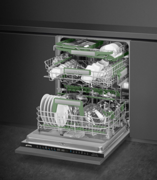 Il terzo cesto flessibile e i supporti ProFlex per borracce e bottiglie migliorano la flessibilità di carico nella lavastoviglie da incasso STL7324AQLLW di Smeg. In classe A, ha sistema di apertura automatica della porta a fine ciclo Dry Assist+ e display touch facile e intuitivo che guida verso scelte consapevoli e sostenibili, riducendo gli sprechi. È collegabile ad app per avere consigli di lavaggio e controllo avanzato. Per 14 coperti, ha consumo energetico per 100 cicli con programma Eco di 54 kWh. Misura L 60 x P 54,5 x H 82 cm. Prezzo 1.999 euro. www.smeg.com