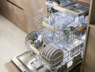 Nella lavastoviglie da incasso Serie 6 DW60DG790I00U1 di Samsung il sistema WaterJet Clean™ assicura una pulizia profonda a 360° grazie ai due bracci che ruotano in direzioni opposte generando due potenti getti d'acqua. In classe A, per 14 coperti, tramite App permette di gestire le impostazioni da remoto e scaricare programmi speciali. Ha un programma Extra Silence che lava un po' più lentamente, ma produce 2 decibel in meno di rumore rispetto al programma ECO che è di 43 decibel. Misura L 60 x P 55 x H 81,5 cm. Prezzo 1.899 euro. www.samsung.com