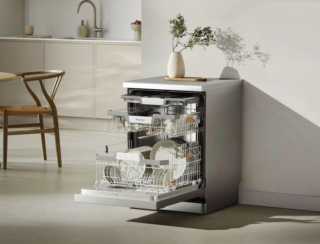 Da posizionamento libero con dosaggio automatico del detersivo grazie al sistema AutoDos con PowerDisk integrato, la lavastoviglie G 7040 SC di Miele è in classe di efficienza energetica A ed è dotata di cassetto 3D MultiFlex per le posate. Gestibile da remoto, al termine del programma di lavaggio si apre automaticamente. Nel programma Automatic consuma solo 6 litri di acqua. Misura L 60 x P 60 x H 84,5 cm. Prezzo 1.299 euro. www.miele.it