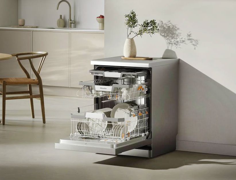 Da posizionamento libero con dosaggio automatico del detersivo grazie al sistema AutoDos con PowerDisk integrato, la lavastoviglie G 7040 SC di Miele è in classe di efficienza energetica A ed è dotata di cassetto 3D MultiFlex per le posate. Gestibile da remoto, al termine del programma di lavaggio si apre automaticamente. Nel programma Automatic consuma solo 6 litri di acqua. Misura L 60 x P 60 x H 84,5 cm. Prezzo 1.299 euro. www.miele.it